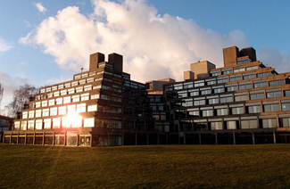 東英吉利大學logo圖片