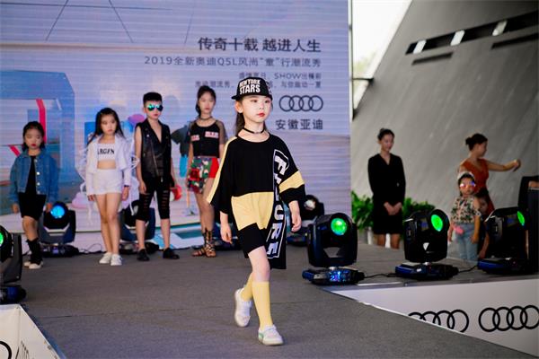 小模特自信地走在T臺上.jpg